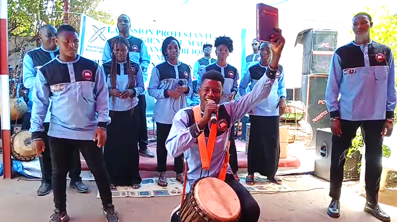 Endelig Bibel til kassonkéene i Mali! Vi feirer det på kirkekaffen etter gudstjenesten på pinsedagen!