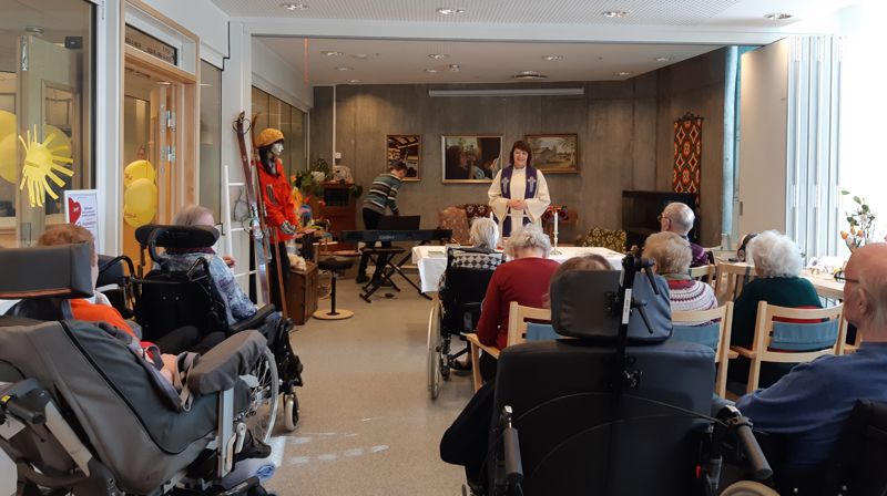 Hilde Fylling er klar til dagens gudstjeneste. Jarle Brudal er i ferd med å sette seg ved orgelkrakken.