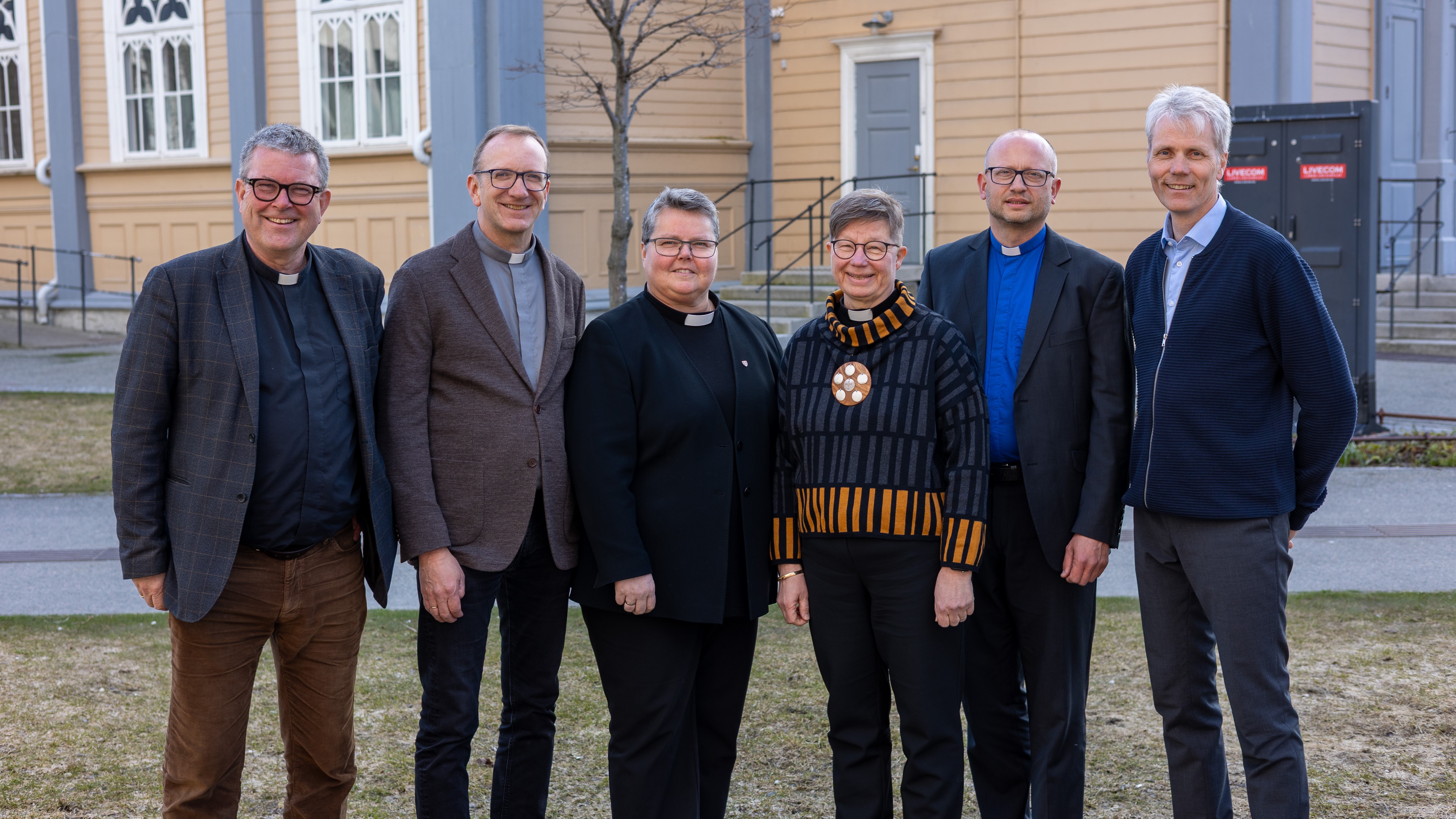 De seks kandidatene utenfor Tromsø domkirke. Fra venstre: Stig Lægdene, Kjartan Bergslid, Kristine Sandmæl, Anne Skoglund, Stephen Sirris og Gaute Norbye. Foto: Den norske kirke.