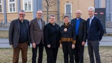 De seks kandidatene utenfor Tromsø domkirke. Fra venstre: Stig Lægdene, Kjartan Bergslid, Kristine Sandmæl, Anne Skoglund, Stephen Sirris og Gaute Norbye. Foto: Den norske kirke.