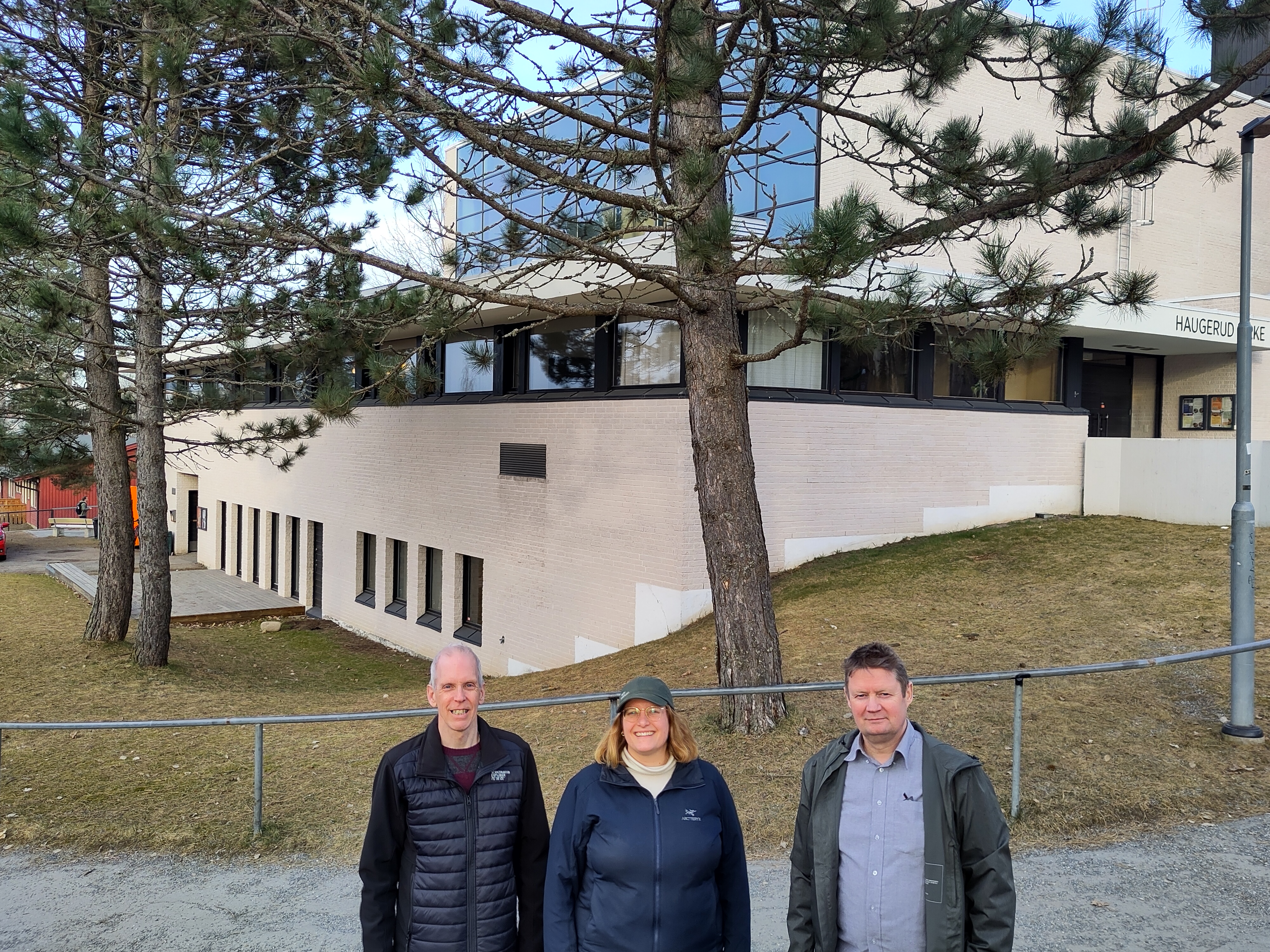 Disse trærne ved Haugerud kirke felles for å gi plass til insektvennlig blomstereng, forteller Sigmund Gulliksrud (t.v.), Marit Juven Gjærde og Christian Steel fra Grønn arbeidsgruppe i menigheten.