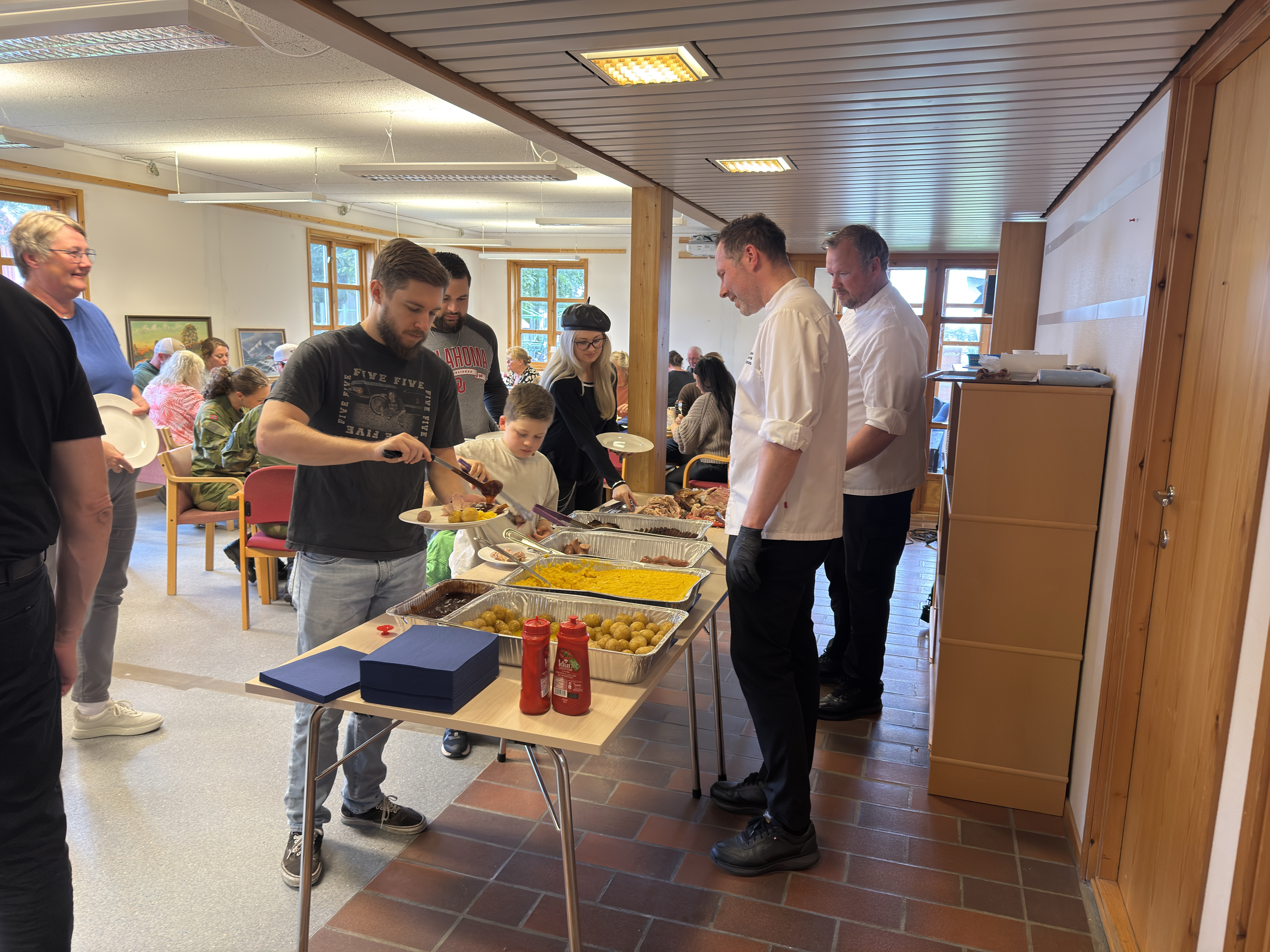 God mat og ivrig kjøkkenpersonale.