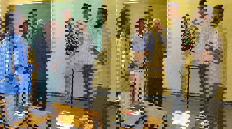 TVERRKULTURELL TRENING: Etiopiske misjonærer får grundig trening i hvordan de skal opptre i møte med nye språk og kulturer. Her forteller en deltaker gruppemedlemmene sine hva han opplevde i den andre gruppen. Foto: NMS