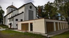Grefsen kirke med nye kontor, der materialer og utforming speiler kirkebygget. Foto: Erik Sundheim.