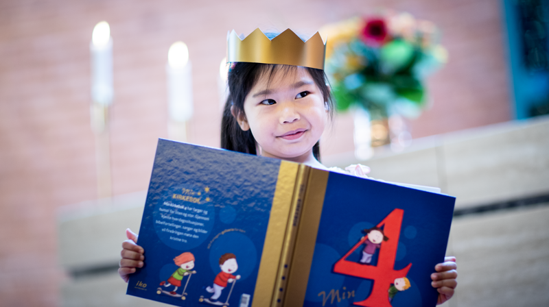 Fireårsbokutdeling og oppdagelsesferd i kirken