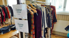 Klesstativ med dameklær på klesbyttedagen. Foto: Karoline Petrine Nordmo