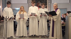 Flott medvirkning av årets konfirmanter: Vidar Kvinen, Linnea Skipstad, Anker Andreas Hetland, Kevin Hetland Sørensen og sogneprest Christiane Krahner.