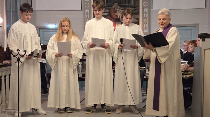 Flott medvirkning av årets konfirmanter: Vidar Kvinen, Linnea Skipstad, Anker Andreas Hetland, Kevin Hetland Sørensen og sogneprest Christiane Krahner.