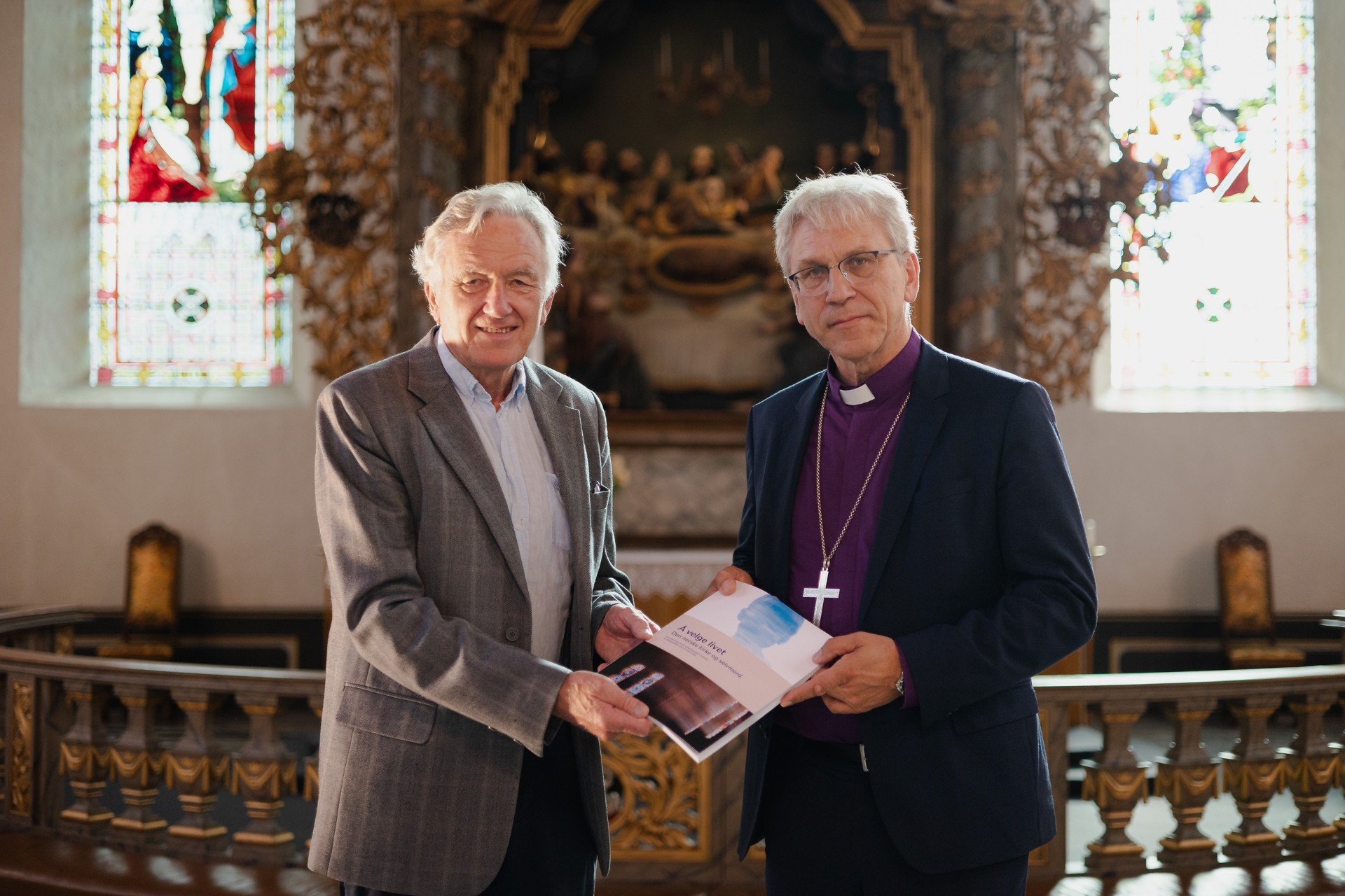 Utredningen "Å velge livet – Den norske kirke og selvmord" overrekkes fra arbeidsgruppas leder Svein Olaf Thorbjørnsen til Bispemøtet ved preses Olav Fykse Tveit.