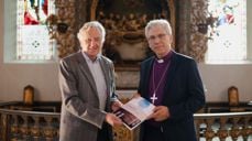 Utredningen "Å velge livet – Den norske kirke og selvmord" overrekkes fra arbeidsgruppas leder Svein Olaf Thorbjørnsen til Bispemøtet ved preses Olav Fykse Tveit.