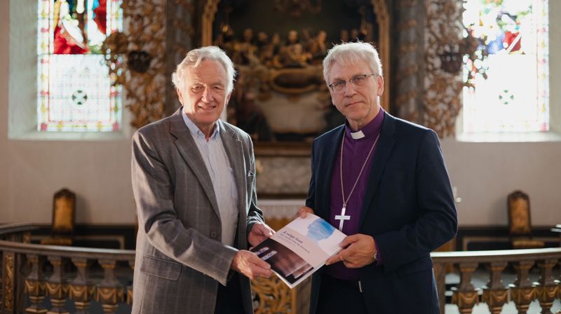 Utredningen "Å velge livet – Den norske kirke og selvmord" overrekkes fra arbeidsgruppas leder Svein Olaf Thorbjørnsen til Bispemøtet ved preses Olav Fykse Tveit.
