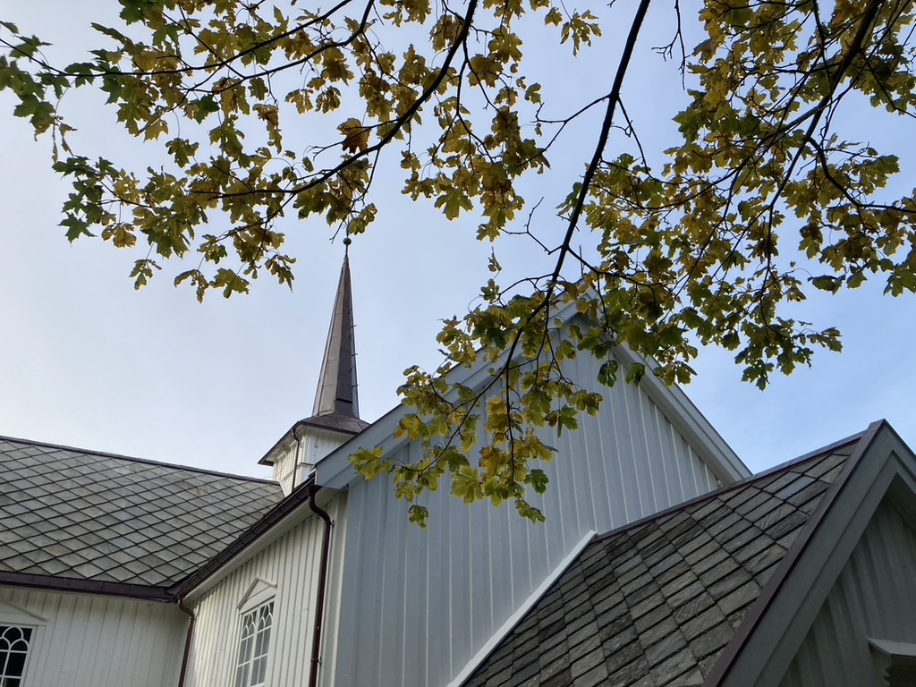 Bremsnes kirke omkranset av høstløv.