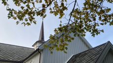 Bremsnes kirke omkranset av høstløv.