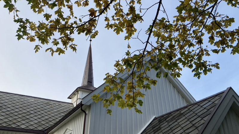 Bremsnes kirke omkranset av høstløv.