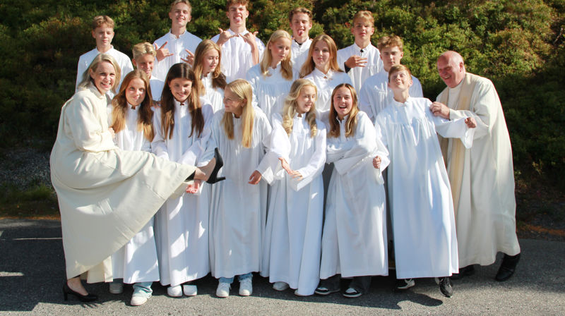 Herlig med litt latter når konfirmantbildet skal tas