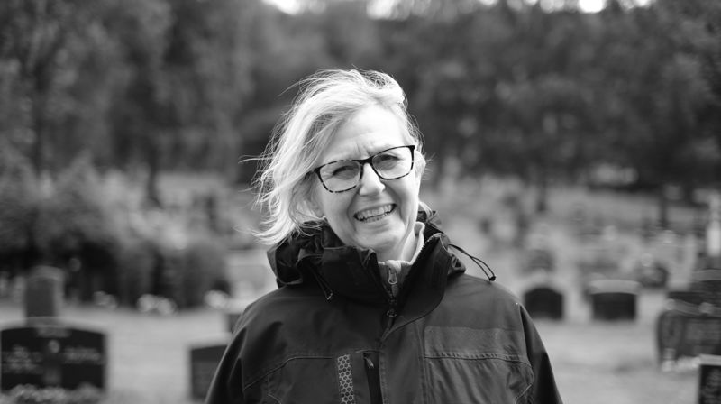 Gartner og kirkegårdsarbeider Mona Odden, på Trysil kirkegård. Foto: Anders Nyhuus
