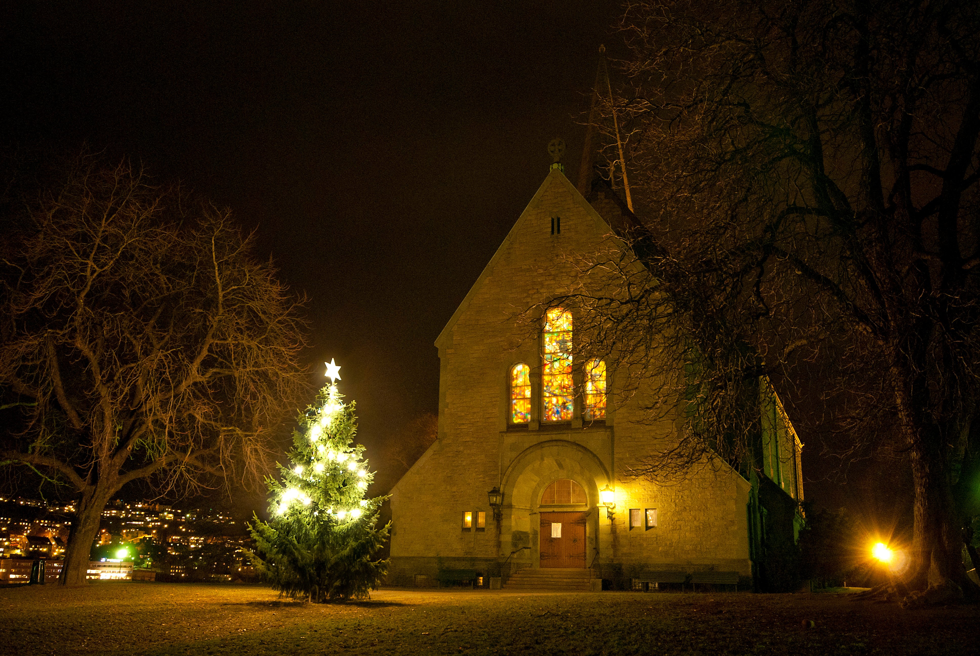 Vålerenga kirke i julepynta park, juletre fra Vålerenga vel - takk! Foto: Reiner Schaufler