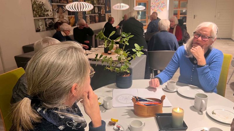 Sosialt rundt bordene under Vi leser bibelen sammen. Foto: Elin Wood