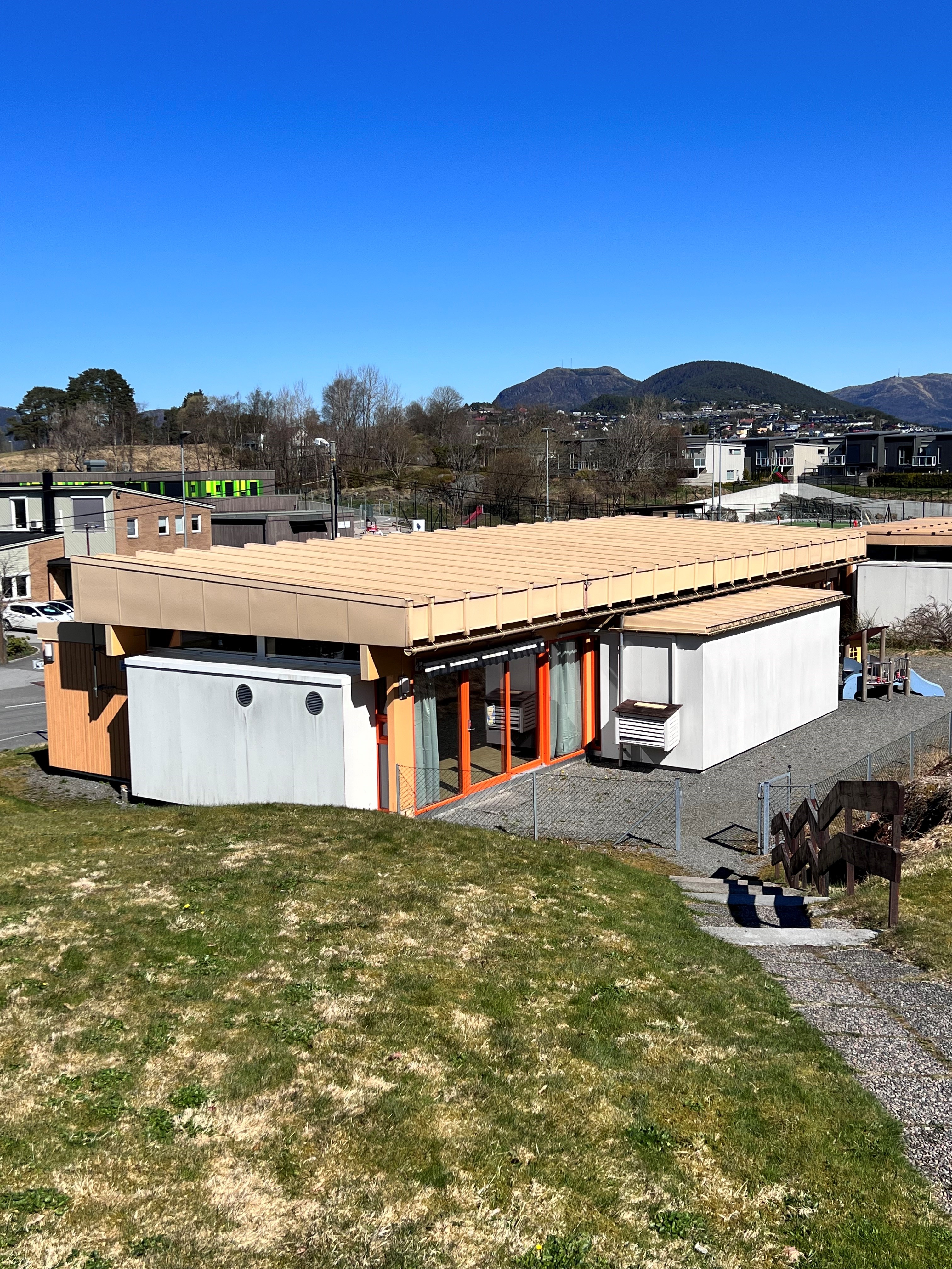 Ønsker du eget lokale til selskap utenfor kirken? Ta en titt på ungdomslokalet! 