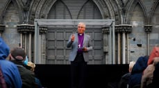 Preses i Den norske kyrkja, Olav Fykse Tveit, held ei helsing under opninga av Olavsfest 2026. Foto: Den norske kyrkja / Henrik Nebb Isaksen