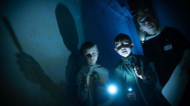 Agenter på oppdrag i kirken – foto Sven-Erling Brusletto