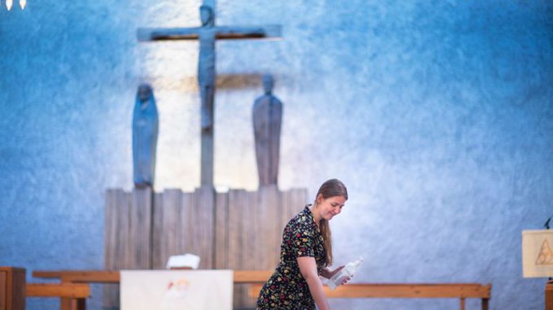 Alteret i Sinsen kirke rengjøres etter en vielse under koronapandemien. Foto: Bo Mathisen