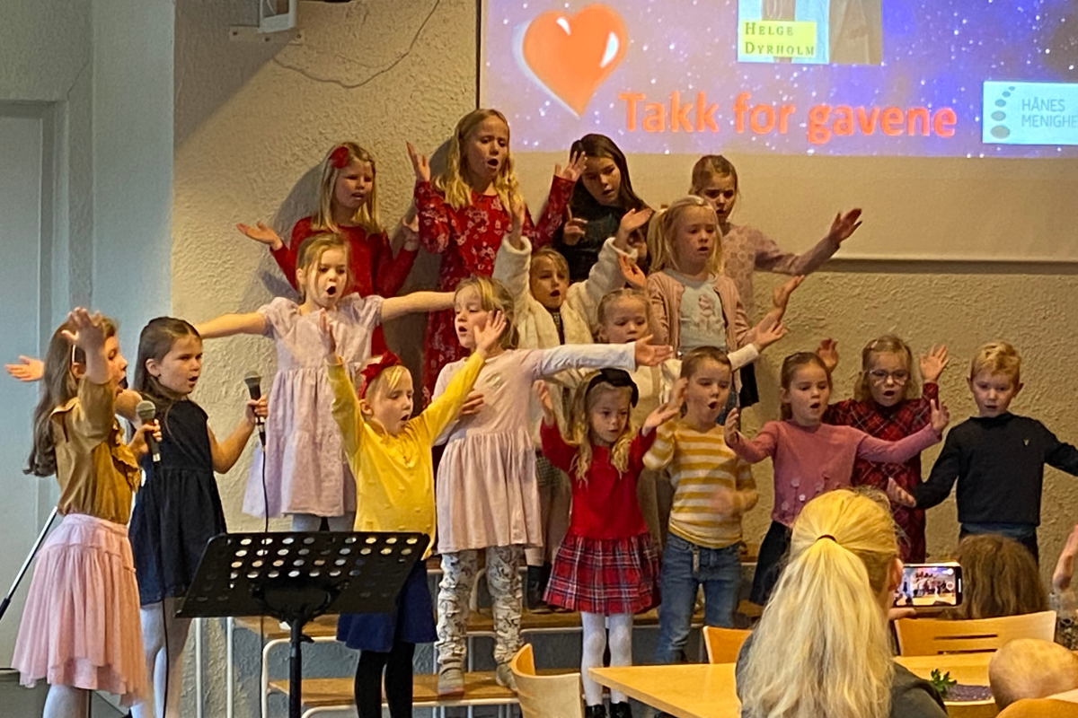 Hånes barnegospel synger på den årlige julemessa i kirka