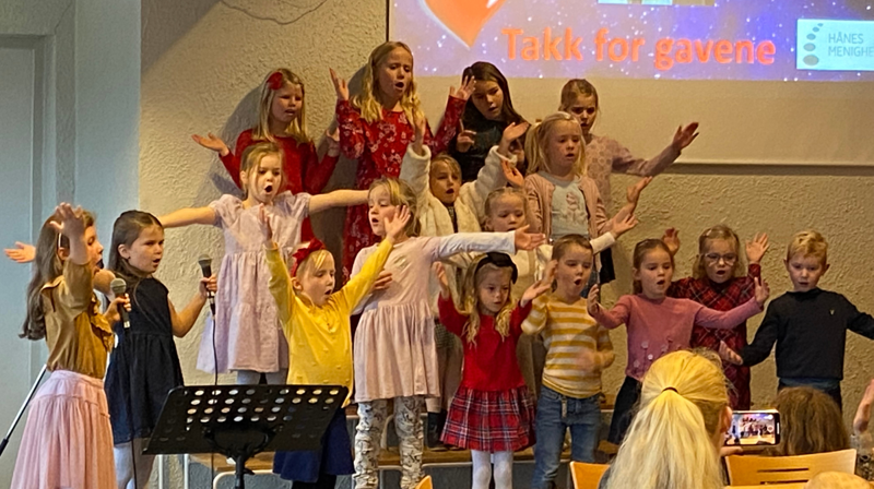 Hånes barnegospel synger på den årlige julemessa i kirka