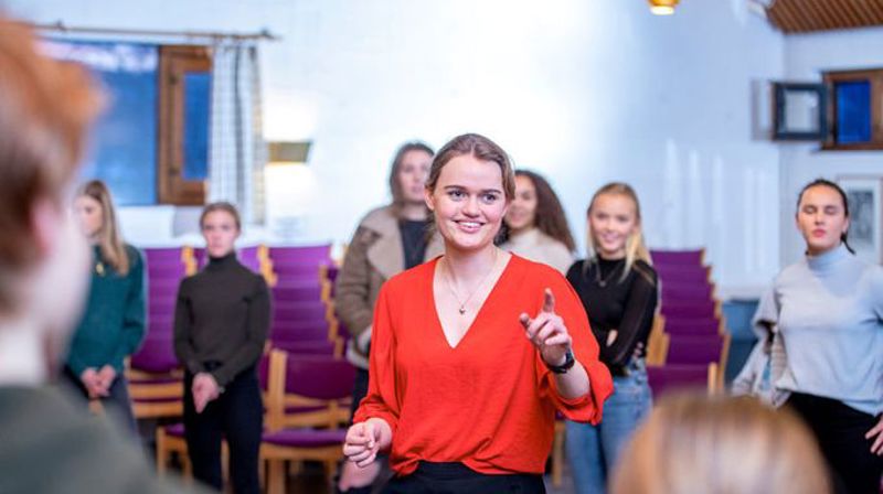 Illustrasjonsbilde: Leirsjef Hedvig Halgunset i Holmen menighet i Asker i aksjon under en konfirmantfestival. Årets leirer anbefales avlyst. Foto: Bo Mathisen