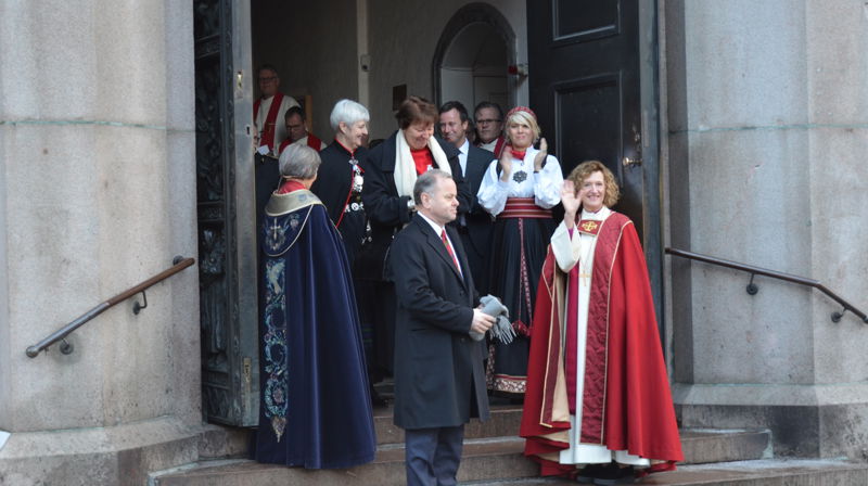 Kari Veiteberg hilser de fremmøtte, som nyvigslet biskop i Oslo. Foto: Johannes Ek Reindal