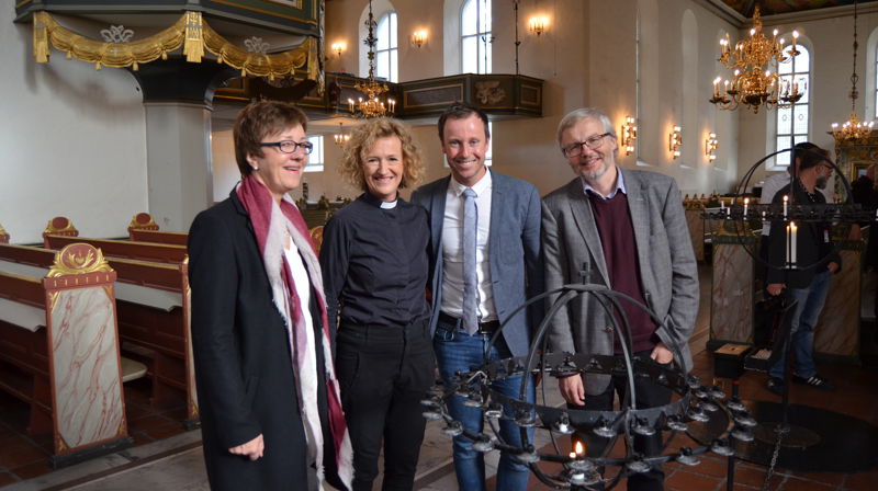 Kari Veiteberg, nummer to fra venstre, gleder seg til å starte i jobben som biskop i Oslo. Her sammen med stiftsdirektør Elise Sandnes, Gard Realf Sandaker-Nielsen og Harald Hegstad. Henholdsvis leder og nestleder i Oslo bispedømmeråd. Foto: Johannes Ek Reindal