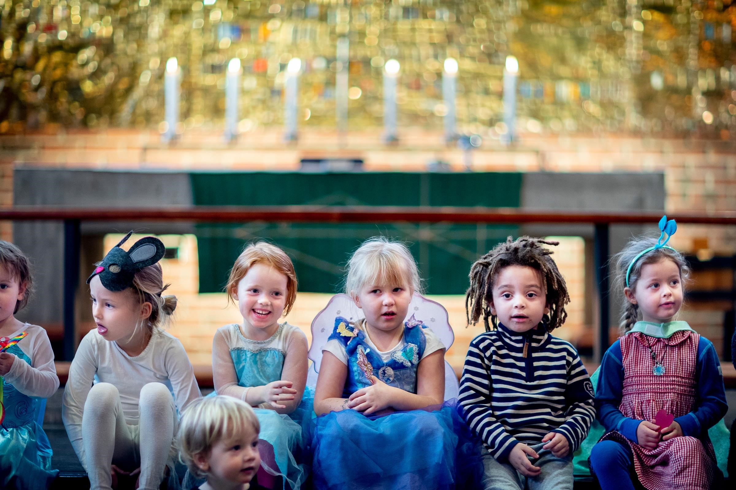 Fastelavnsgustjeneste med karneval for små og store