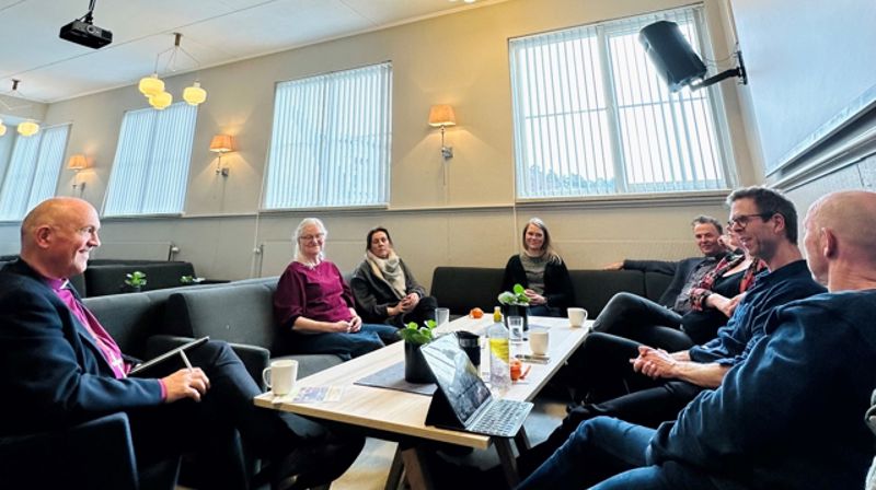 Biskop Jan Otto Myrseth i samtale med prestene i Sandefjord prosti. Foto: Torill H. H. Landaasen