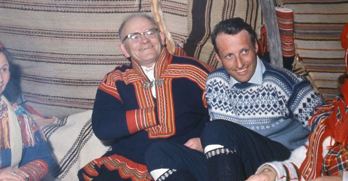 April 1969: Kronprins Harald besøkte Karasjok, her i en gamme. Foto: Jan Dahl / NTB