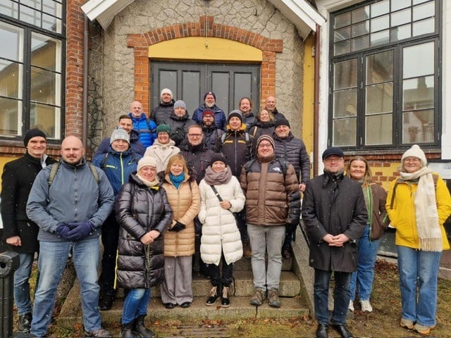 Bilde av gruppen tatt under besøk på Bastøy fengsel i mars 2025