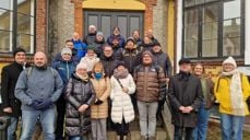 Bilde av gruppen tatt under besøk på Bastøy fengsel i mars 2025