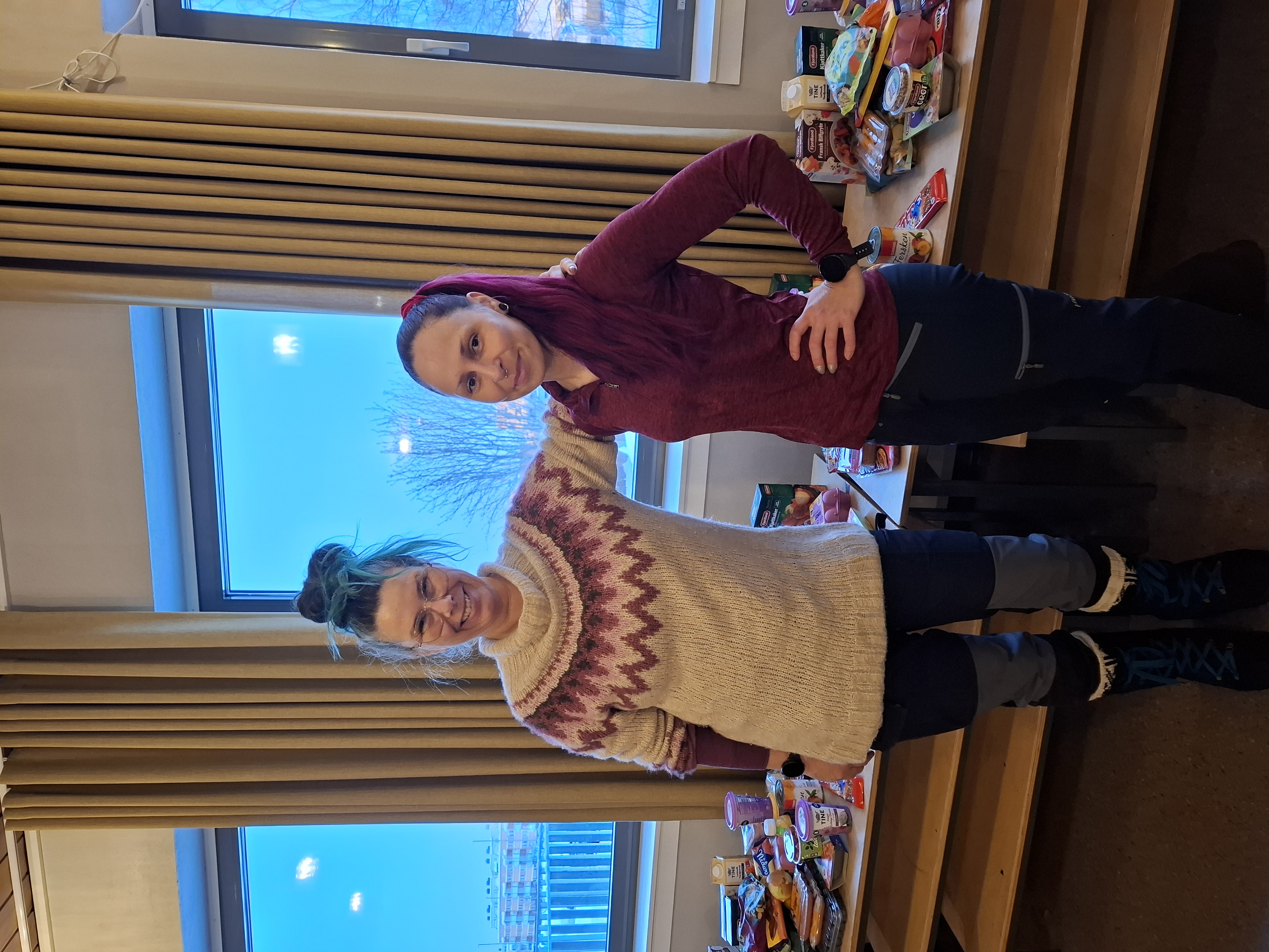 Våre frivillige medarbeidere Aina og Maria drifter matutdelingen i Byåsen kirke. Vi takker for deres hjertegode og viktige innsats!