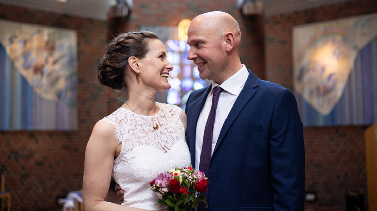 Ett av de mange nygifte parene 14. februar 2024. Foto: Den norske kirke