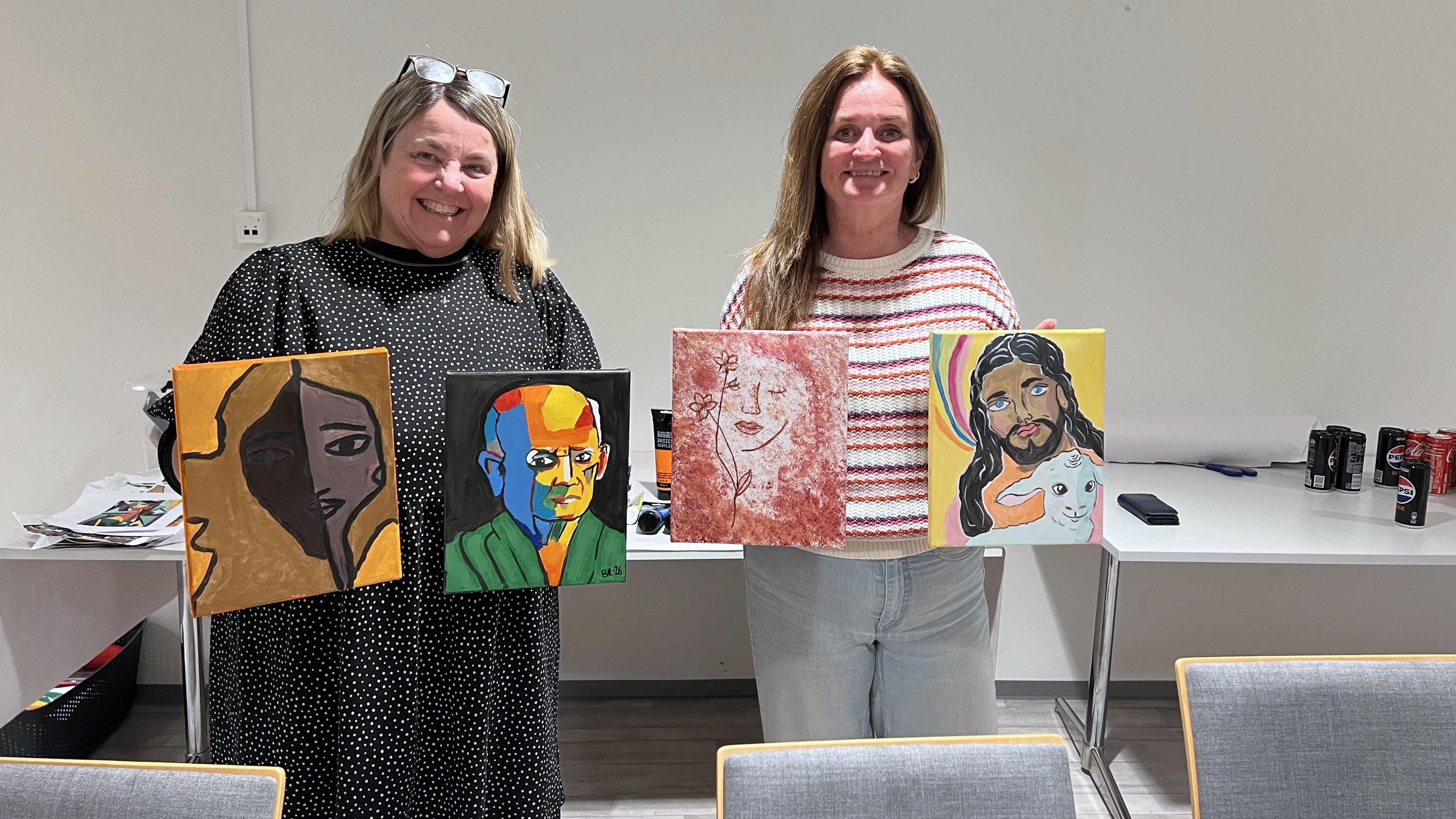 Faste deltakere: Bente Edvardsen og Margaret Nybø med et ut valg av maleriene som ble til denne kvelden. 