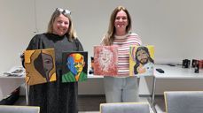 Faste deltakere: Bente Edvardsen og Margaret Nybø med et ut valg av maleriene som ble til denne kvelden.