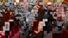 Ulstein kyrkje gjentok suksessen fra ifjor, og arrangerte drop-in-bryllup 14. februar. Hele fem par slo til på tilbudet. I år sto denne gjengen parat for å møte de gifteklare: framme f.v. sogneprest Margit Louise Holte, kantor Michelle Öhman og kapellan Mirjam Håland Igland. Bake f.v.: menighetssekretær Ruben Volsund, diakoniarbeider Mari Ann Vattøy og kirketjener Marius Schjelderup Foto: Ulstein kyrkje