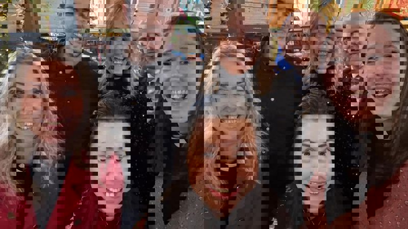 Ulstein kyrkje gjentok suksessen fra ifjor, og arrangerte drop-in-bryllup 14. februar. Hele fem par slo til på tilbudet. I år sto denne gjengen parat for å møte de gifteklare: framme f.v. sogneprest Margit Louise Holte, kantor Michelle Öhman og kapellan Mirjam Håland Igland. Bake f.v.: menighetssekretær Ruben Volsund, diakoniarbeider Mari Ann Vattøy og kirketjener Marius Schjelderup Foto: Ulstein kyrkje