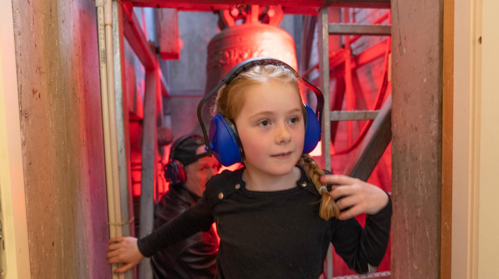 Bilde av tårnagent som har vært i klokketårnet og sett kirkeklokkene. Foto: Sven-Erling Brusletto / Den norske kirke