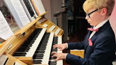 Orgel-talentet Ludvig Oliver Torp (11) fra Hovland-akademiet innviet den nye mobile orgelspillpulten på kirkegulvet i Glemmen kirke