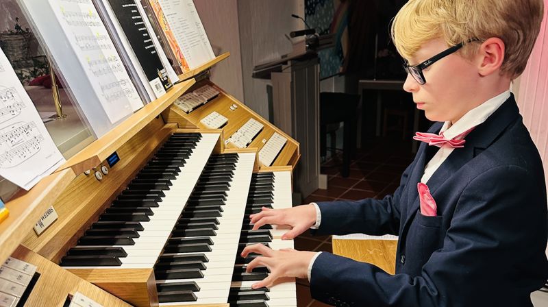 Orgel-talentet Ludvig Oliver Torp (11) fra Hovland-akademiet innviet den nye mobile orgelspillpulten på kirkegulvet i Glemmen kirke