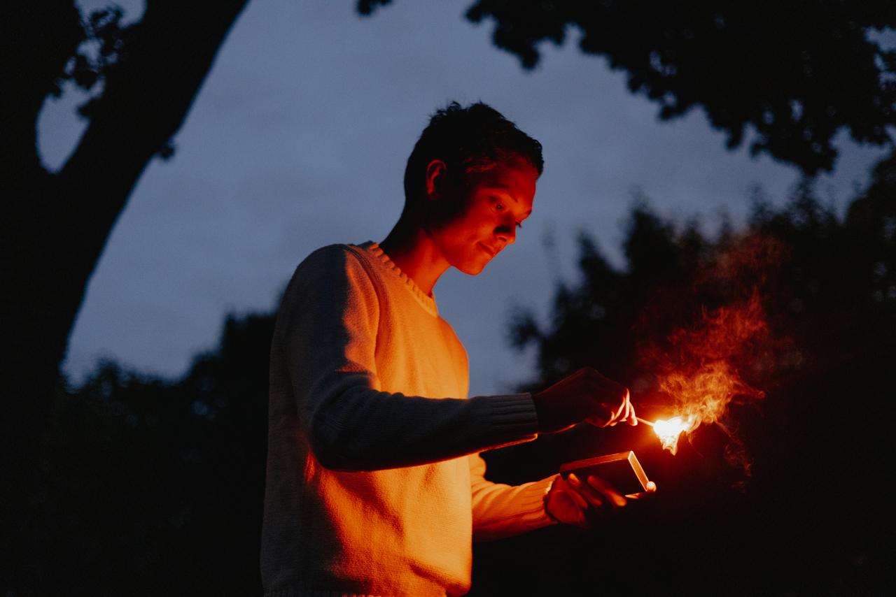 Mange tenner lys på gravene på allehelgen.