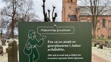 Slike skilt er satt opp ved kirkegården.