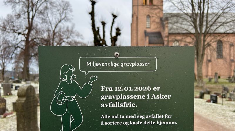 Slike skilt er satt opp ved kirkegården.