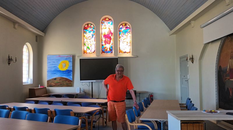 Knut Olaf Kals i menighetsrådet er stolt av arbeidet som er gjort i Frogner kirkestue.