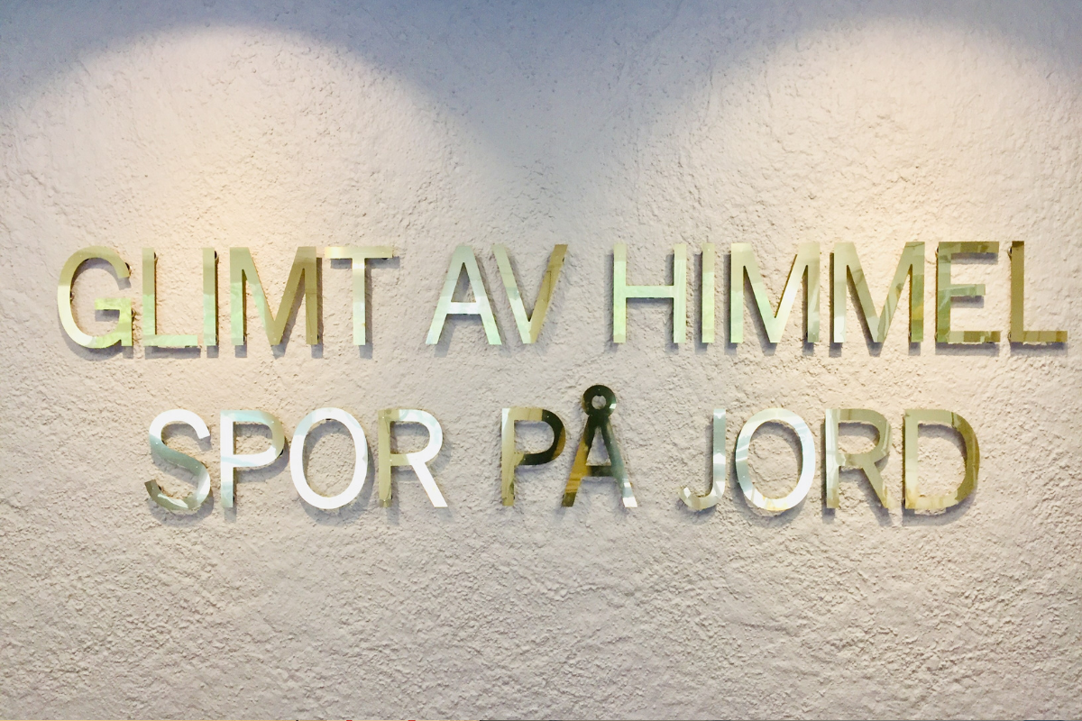 Visjonen vår henger på veggen i våpenhuset/foajeen